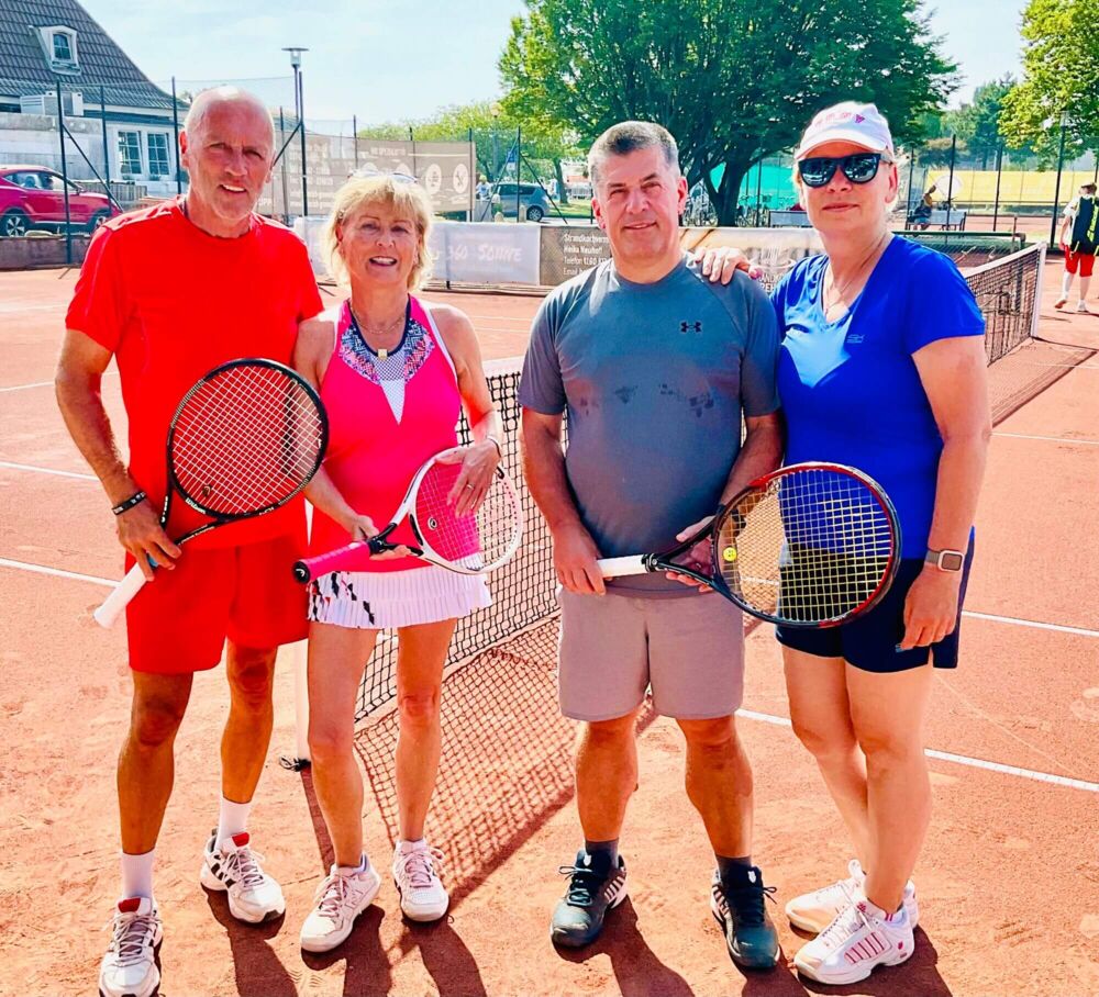 Tasso Schlosser und Kathy Süß (Grömitz/ Düsseldorf) mit den Siegern im Mixed Stefan Kuß (Schwerin) und Kiki Bordasch (Ahrensburg)