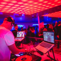 DJ spielt Musik auf dem Partyschiff MS KOI