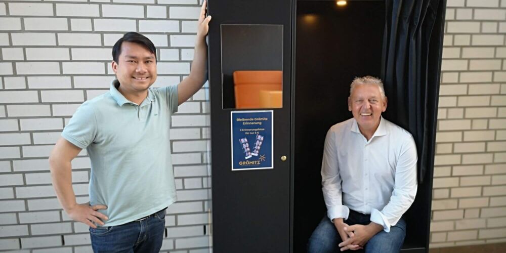 Thuan Nguyen und Manfred Wohnrade freuen sich über den Fotoautomaten in der Grömitzer Welle